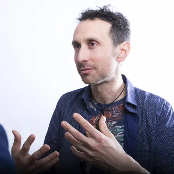 Portrait de Gabriel Lechemin en pleine conversation